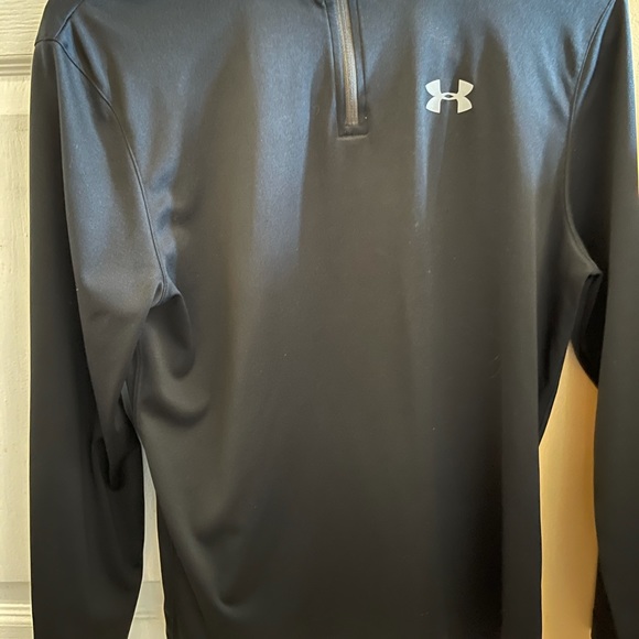 Long sleeve activewear top. - Picture 2 of 3